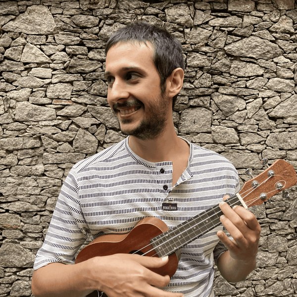 ONLINE Music Lessons: Guitar, Bass, Ukulele and Music for Kids. More than 5 years of experience. PhD in the PPGAS/MN/UFRJ and MPB Bachelor (IVL/UNIRIO)