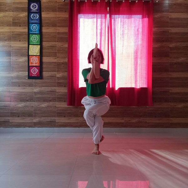Instructora en Hatha, Vinyasa yoga y meditación. Atención al movimiento del cuerpo para entrar en meditación.