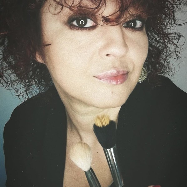 Valorizzarsi, non trasformarsi è il mio motto da sempre. Vuoi ritrovare la tua bellezza e creare dei look per ogni occasione, senza impazzire davanti lo specchio?