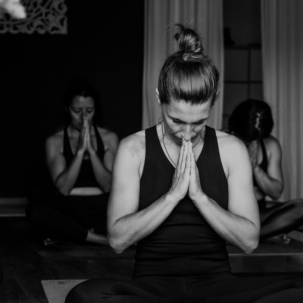 Instrutora de yoga, certificada pelaYoga Alliance. Yoga online atravésde plataforma zoom ou outra similar