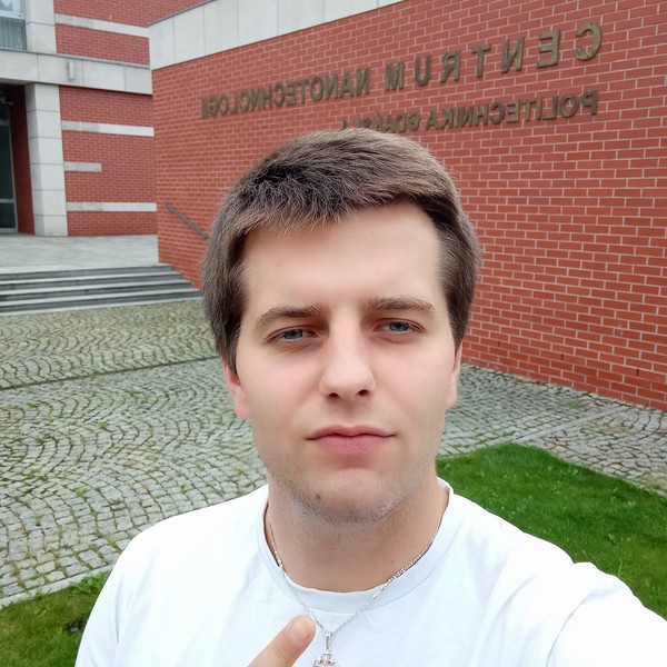 Jestem studentem III roku fizyki technicznej na Uniwersytecie Mikołaja Kopernika w Toruniu. Chętnie pomogę przy zrozumieniu fizyki, bądź matematyki.