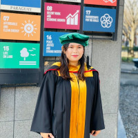 Lulusan Sarjana Hukum prodi Perdata dan lulusan MasterDi Korea Selatan Mengambil Jurusan Kebijakan Publik.
