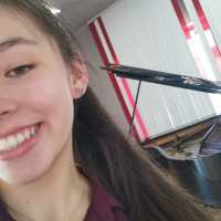 Studentin am Mozarteum bietet Klavierunterricht für alle, die gerne Mal Klavier spielen lernen wollen oder die ihr Können noch weiter verbessern möchten