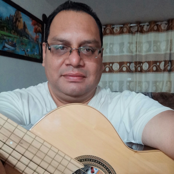 Graduado de la Universidad Nacional de Música de Lima, Perú y con varios años de experiencia. Clases de guitarra y canto para todos los niveles.