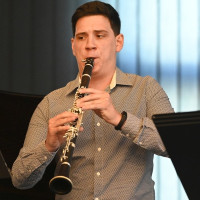 Okleveles klarinétművész 13 év tapasztalattal, három diplomával ad klarinét, furulya, szaxofon órákat kezdőknek, haladóknak egyaránt. Tapasztalat közel három év alapfokú oktatásban.  Komáromi Erik Már