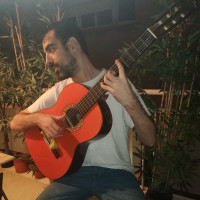 Hola! Soy guitarrista graduado por el conservatorio liceo de Barcelona. Enseño guitarra flamenca a todos los niveles con metodología práctica y entretenida.