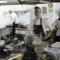 Winner of several national awards, among which stands out (Young Promises of Haute Cuisine Award). Graduated in cooking and pastry from le Cordon bleu, Fp cooking and gastronomy studies