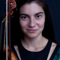 Mozarteum Alumni auf Reisen unterrichtet Geige und gibt Musikunterricht für andere Streichinstrumente.