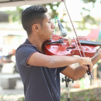 Estudiante de pregrado en música con énfasis en dirección orquestal y violista.