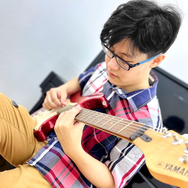 I'm an experienced piano player of 8 years giving beginner piano lessons on the weekends. I mainly teach contemporary style and basics of playing the piano as well as guitar