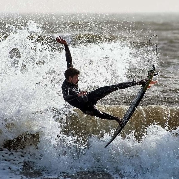 Istruttore surf certificato ISA, campione italiano FISURF OPEN 2015 con più di 20 anni di esperienza nel mondo del surf, impartisce lezioni individuali e collettive di Surf e SUP di livello principian