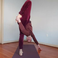Clases de Yoga personalizadas para tu ritmo y habilidades. Aprende a pararte de cabeza o sobre los pies. Y sobre todo pásalo bien.