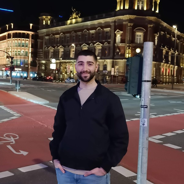 Computer science Student, unterrichtet Englisch und Gitarre für Anfänger. Gerne können wir das unterricht online machen!