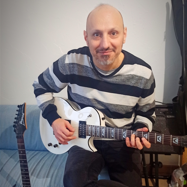Guitariste depuis 30 ans, j'enseigne la guitare électrique (blues/rock/métal) de manière ludique et décontractée.