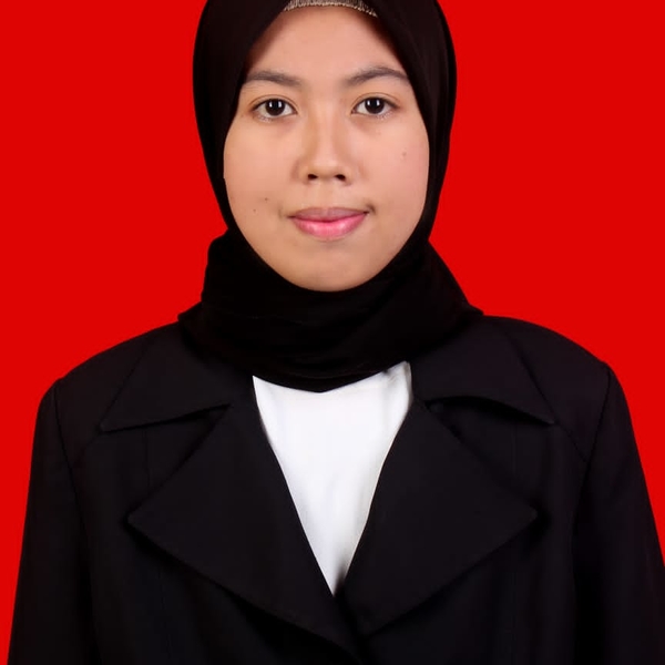 Merupakan mahasiswi S1 Pendidikan Fisika, Universitas Islam Negeri Alauddin Makassar dengan predikat cumalude