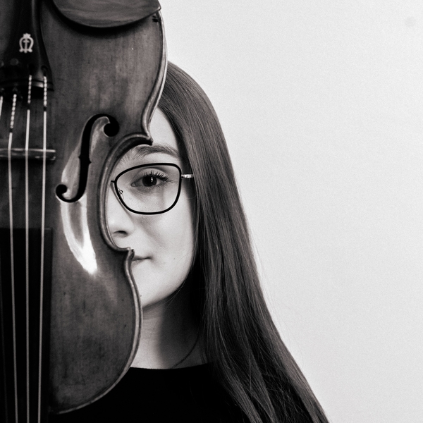 Skrzypaczka, studentka UMFCu, wielokrotna laureatka konkursów skrzypcowych o zakresie ogólnopolskim i międzynarodowym.
