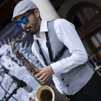¡Diviértete tocando el saxo! Saxofonista profesional ofrece clases de solfeo, improvisación e instrumento en Pamplona.
