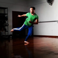 Aprende danza contemporánea con Francisco Villaseñor bailarín con trayectoria en México, Colombia y Hungría, egresado de la Lic. En danza contemporánea de la Universidad de Guadalajara