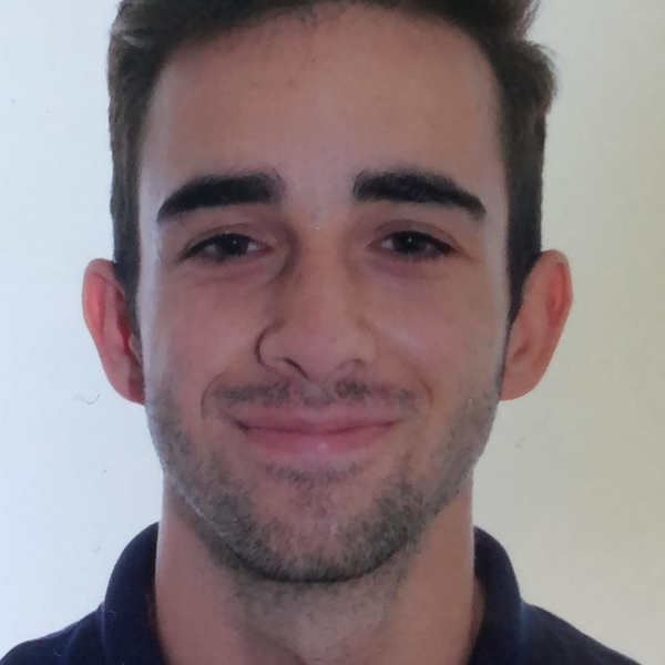 Persona Joven y con ganas de enseñar con el Grado Profesional de Piano ofrece clases de una manera entretenida y cercana. ¡No te arrepentirás!