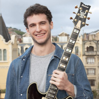 Estudiante de grado superior se ofrece para hacer clases de guitarra, armonía y/o lenguaje musical en Barcelona y cercanías