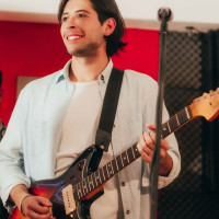 Guitarrista con estudios en la Escuela de Música de Buenos Aires, brindando clases personalizadas desde el 2019 tanto de guitarra, como de armonía y audioperceptiva.