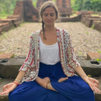 Online Meditations- und Atemtechniken erlernen, um ein glücklicheres und friedlicheres Leben zu führen - Finde deine Balance mit einer erfahrenen und qualifizierten Mediations-, Yoga- und Achtsamkeits