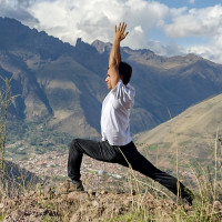 Profesor de Yoga RYT200 certificado en Yoga Alliance International, con más de 5 años de experiencia enseñando de forma particular, virtual, en estudios y retiros.