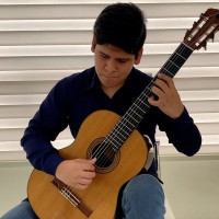 Estudiante de la Universidad Nacional de Música (ex Consevatorio), con especialidad en interpretación de guitarra clásica.