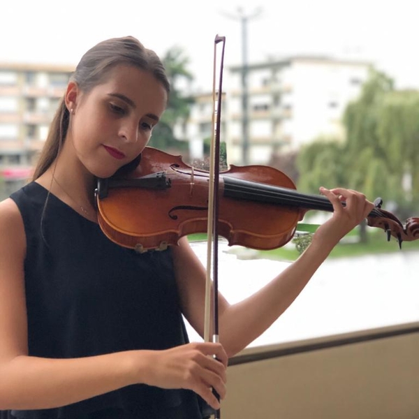 Étudiante en Master à l'Haute École de Musique de Genève donne des cours de violon pour tout niveau et tout âge