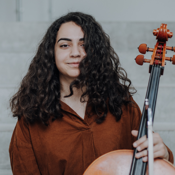 Graduate of Bachelor, current Artist-Diploma student at Barenboim-Said Akademie Berlin. Private cello and piano lessons in German, English and Turkish