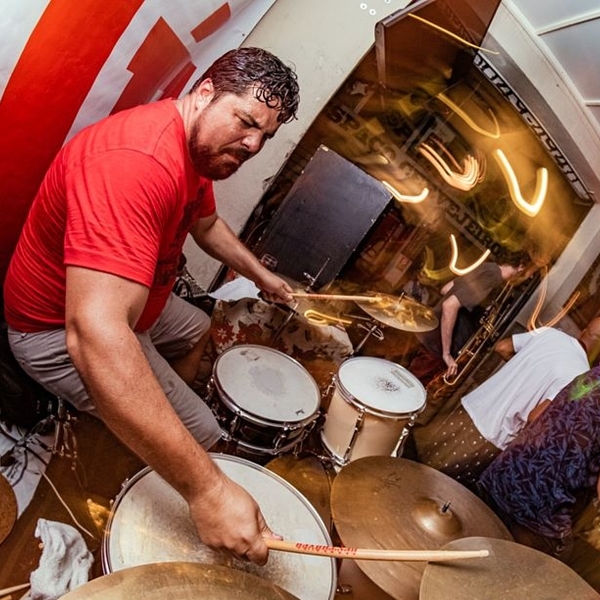 Graduate drummer with experience of more than 10 years teaches classes in São Paulo.