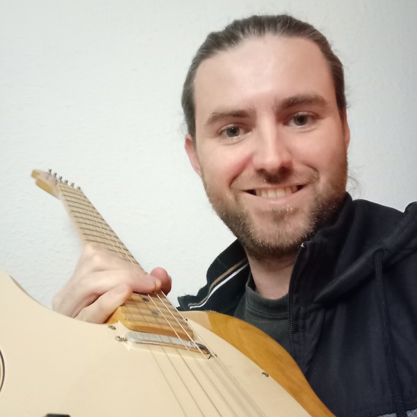 Hace 17 años que toco la guitarra, así que me sé un montón de trucos para ayudarte a mejorar técnica, improvisación, composición, armonía... Mi especialidad es el blues pero tengo buenos conocimientos