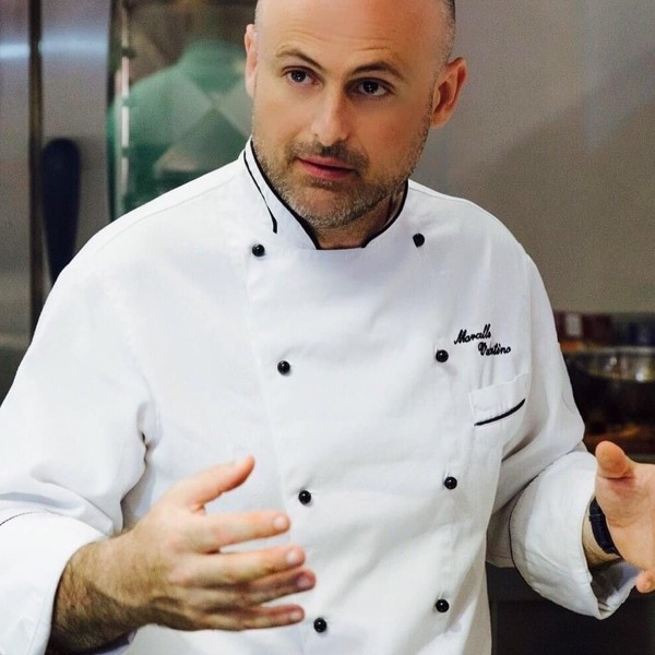 Sono lo chef executive patron del “Marcello Valentino Experience” di Londra.  Insegno cucina creativa mediterranea compresa la pasticceria