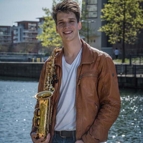 Saxophonist mit internationalem Masterabschluss bietet Privatunterricht in Berlin. Alle Musikrichtungen mit Freude lernen.