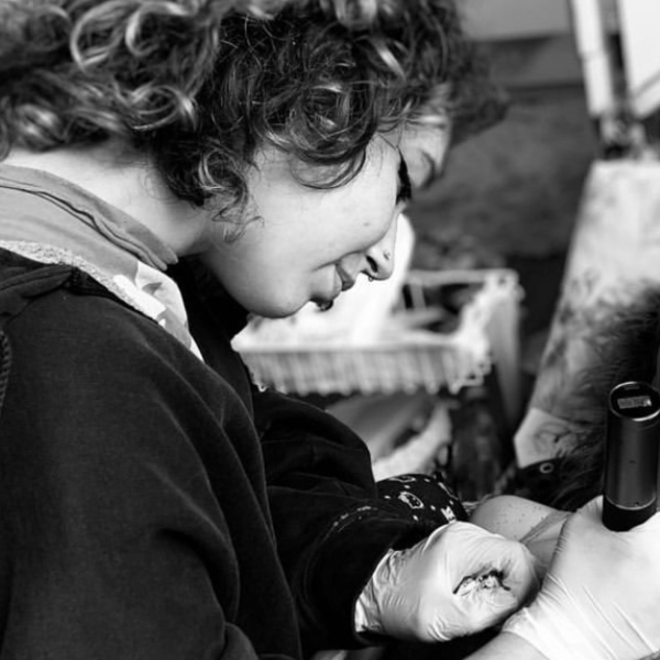 Formada em Cerâmica e Produção Artística  na ESA António Arroio, em Lisboa. (4 anos no curso) Externamente, pratico tatuagem também com certificado de aptidão, pronta para ensinar novos interessados !