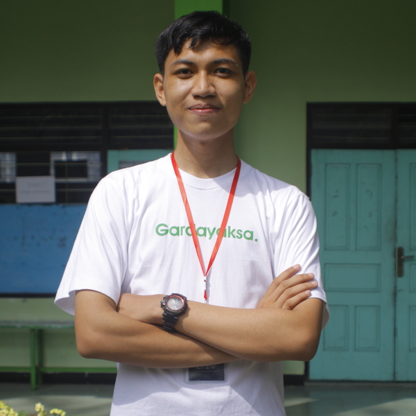 Sedang menjalani kuliah di Universitas Diponegoro Menguasai matematika, seni, riset, dan penelitian