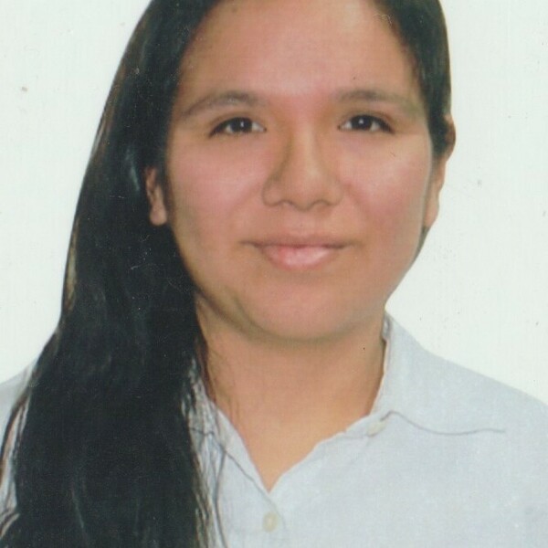 Estudiantesanmarquina de la carrera de administración de turismo que enseña matamática básica