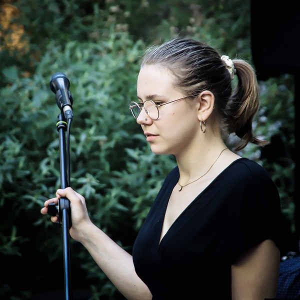 Konservatoriumabsolventin, professionelle Jazz Sängerin und Songwriterin aus Wien unterrichtet Jazz & Popgesang nach der Natural Voice Technique. Freude & Fortschritte für Anfänger bis Fortgeschritten