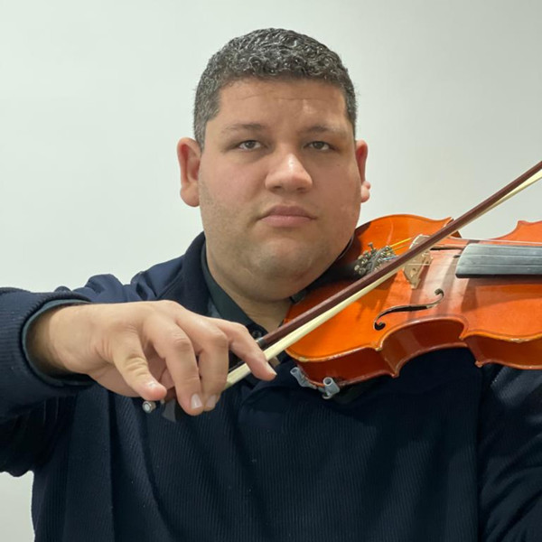 Músico profissional com mais de 15 anos de experiência no ensino da música e com participações em orquestras no Brasil e no exterior.