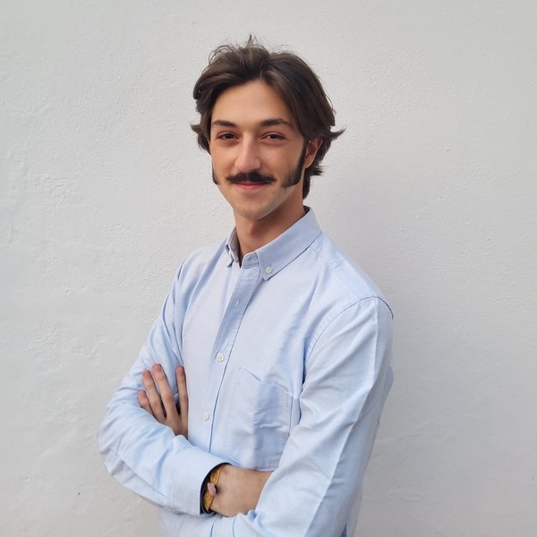 Licenciado em Sistemas e Tecnologias de Informação na NOVA IMS. Atualmente a tirar o curso de piloto aviador na escola Air Dream College. Dou aulas de matemática e física até ao ensino básico.