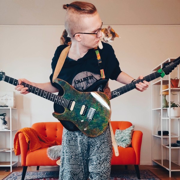 Ambidextriös gitarrist med diplom från den populära musikhögskolan BIMM i England letar efter taggade elever som vill lära sig att spela gitarr!
