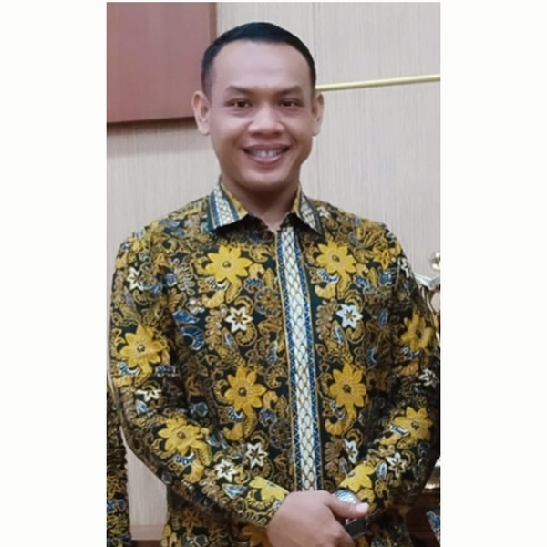 Lulusan Program Doktor Universitas Negeri Jakarta, mengajar Manajemen Sumber Daya Manusia dengan pengalaman mengajar Bidang Manajemen dan Ekonomi serta Pengolahan Data Statistik  selama lebih dari 10 