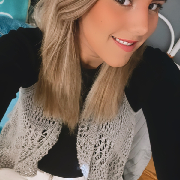 Graduada del Colegio MayaEl Salvador, Estudiante de Relaciones Internacionales y negocios en Mexico. Doy clases de escritura, español, inglés, creatividad