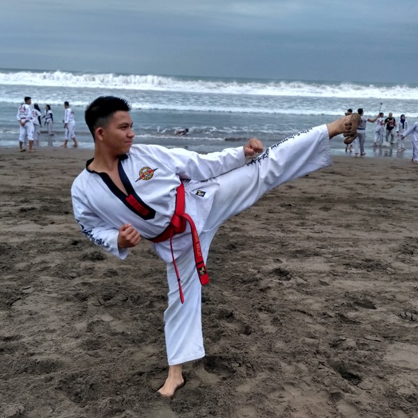 Latihan seni beladiri asli Indonesia yaitu Tarung Derajat untuk menjaga diri dari ancaman kejahatan, atau juga untuk memperoleh prestasi.