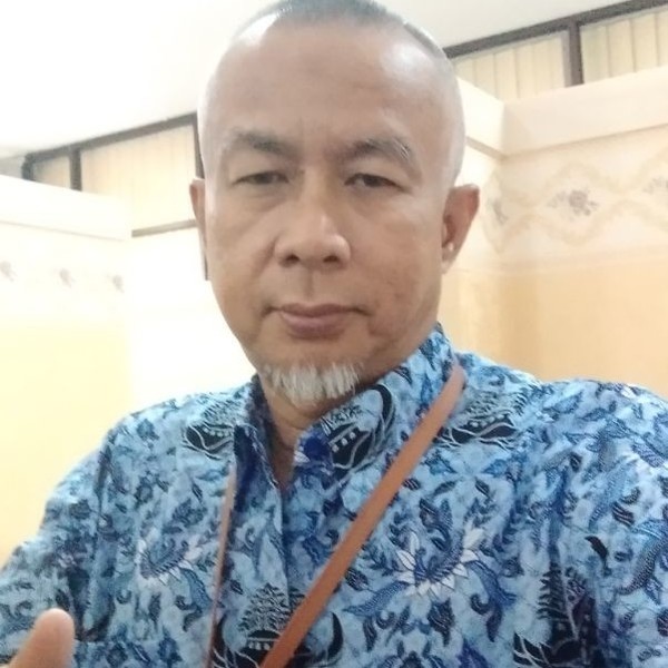Lulusan bahasa Inggris S1 dan S2 dan berpengalaman dalam pengajaran bahasa inggris,pernah ikut short course di NewDelhi pada bidang manajemen pendidikan.