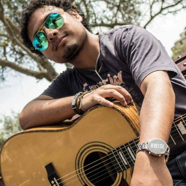 Guitarrista, músico y compositor profesional de la Escuela Nacional de Música, enseña guitarra para principiantes