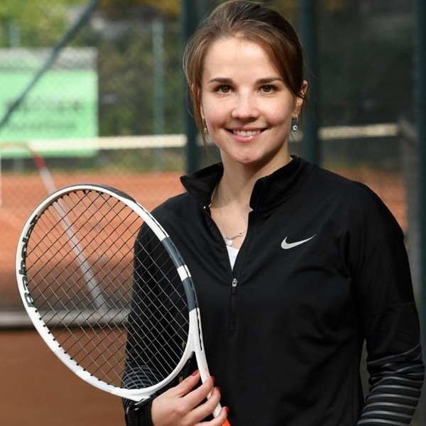 Erfahrene Tennistrainerin  Ehemalige College Spielerin  DTB B-Lizenz Zielgruppe: Kinder und Erwachsene Leistungs und Breitensport