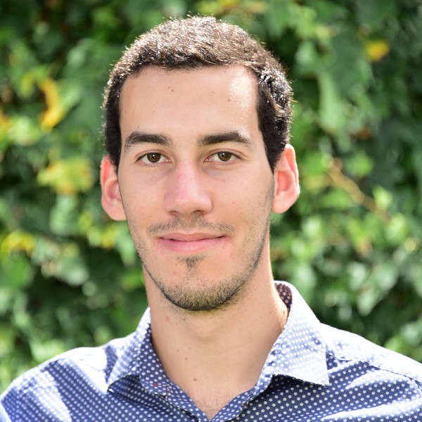 Estudante de Engenharia Mecânica no IST, dou aulas de Matemática, Física e Química ao 3º ciclo e secundário.