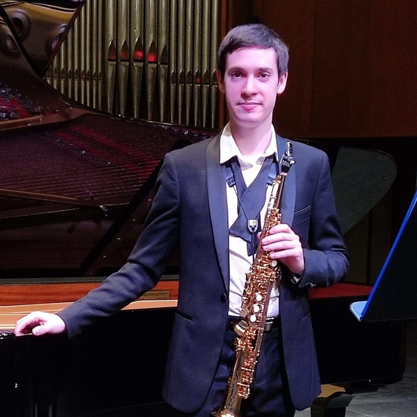 Saxophoniste depuis 15 ans et diplômé en France et au Canada, actuellement au doctorat enseigne le saxophone