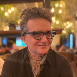 Eric - Prof de management - Paris 17e
